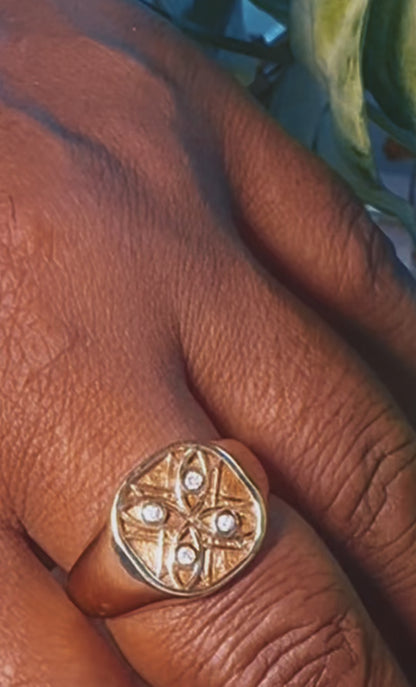 Video of the white gold signet worn on the little finger, signet ring for little finger fit
